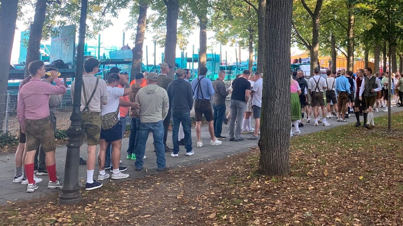 Die Warteschlange am Sonntagmorgen vor dem Eingang der Wiesn.