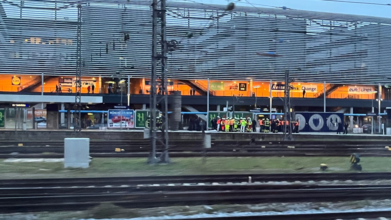 Einsatzkräfte statt Fahrgäste: Der Bahnhof Hackerbrücke wird derzeit nicht angefahren.