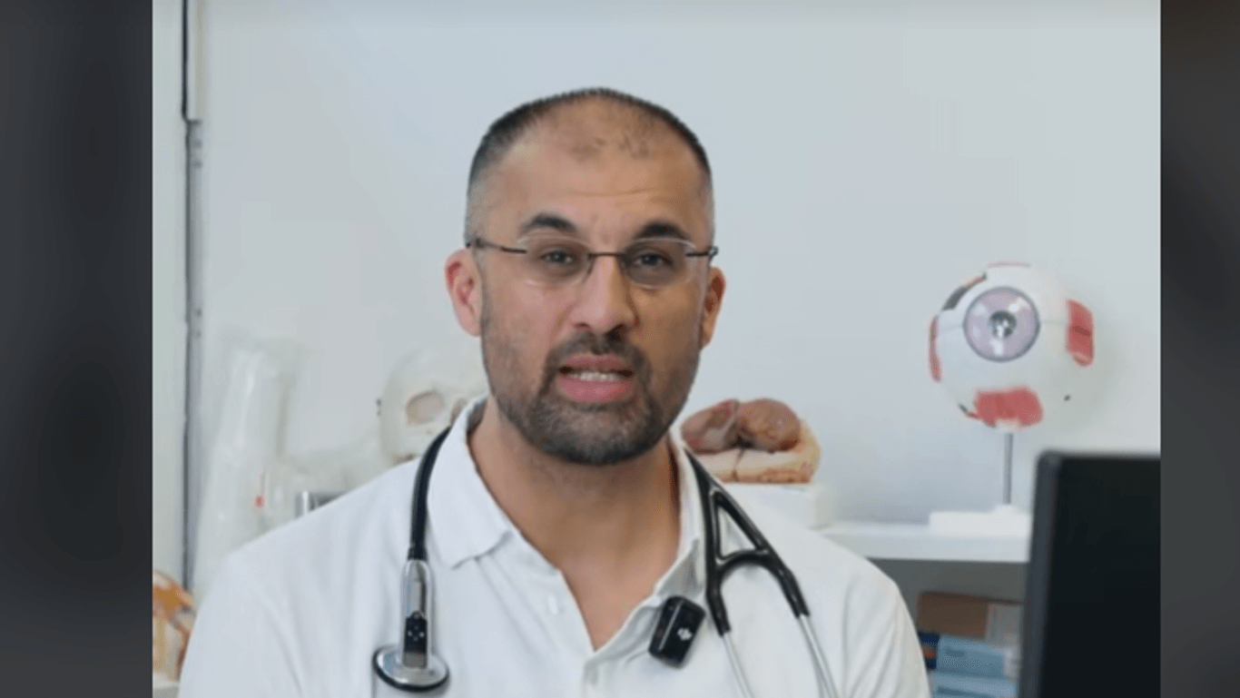 Dr. Omar Samadzade in einem TikTok-Video: Gegen den Mediziner aus Steilshoop gibt es schwere Vorwürfe.