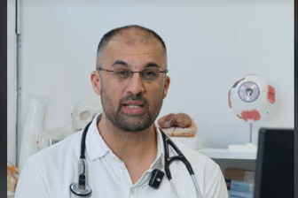 Dr. Omar Samadzade in einem TikTok-Video: Gegen den Mediziner aus Steilshoop gibt es schwere Vorwürfe.