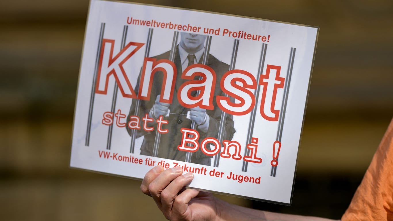 Demonstranten in Braunschweig halten ein Plakat in die Luft. Für den Prozess sind zunächst 89 Verhandlungstermine geplant.