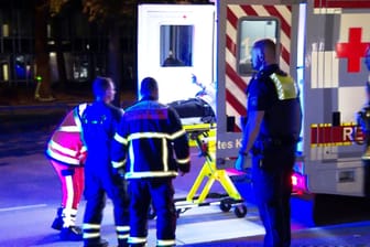 Ein Mann wird verletzt in einen Krankenwagen geschoben: Auf einer Feier in der City Nord gab es einen heftigen Streit.