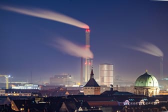 Die Kraftwerke des Fernwärmenetzes vor den Dächern Nürnbergs in der Nacht (Symbolfoto): In den kommenden Tagen wird an den Leitungen gearbeitet.