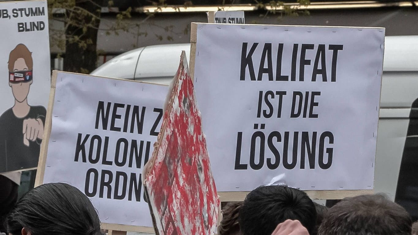 "Kalifat ist die Lösung": Die islamistischen Demos in Hamburg sorgten im April und Mai bundesweit für Aufregung.