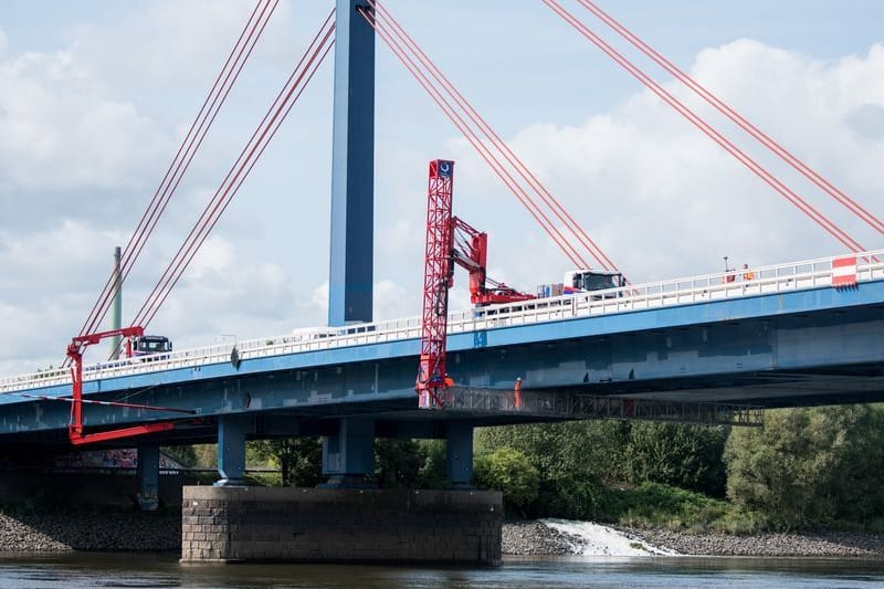 Bauprüfer kontrollieren die Norderelbbrücke (Archivbild): Nun ist die Brücke gesperrt.