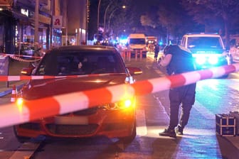 05.09.2024, Berlin: Die Polizei untersucht am Tatort einen Pkw, an dessen Frontscheibe Einschusslöcher zu sehen sind. Durch Schüsse ist im Berliner Stadtteil Schöneberg ein 42-jähriger Mann getötet worden, zwei weitere Männer wurden verletzt.