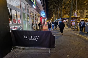 Eingang zum Vanity-Club: Am Montag kam es neben der Diskothek zu einer Explosion.