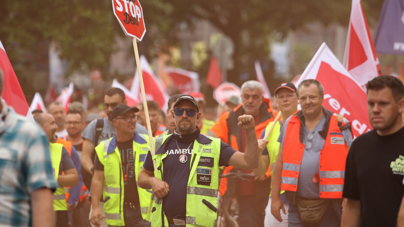 Warnstreik von Beschäftigten im Hamburger Hafen (Archivfoto).