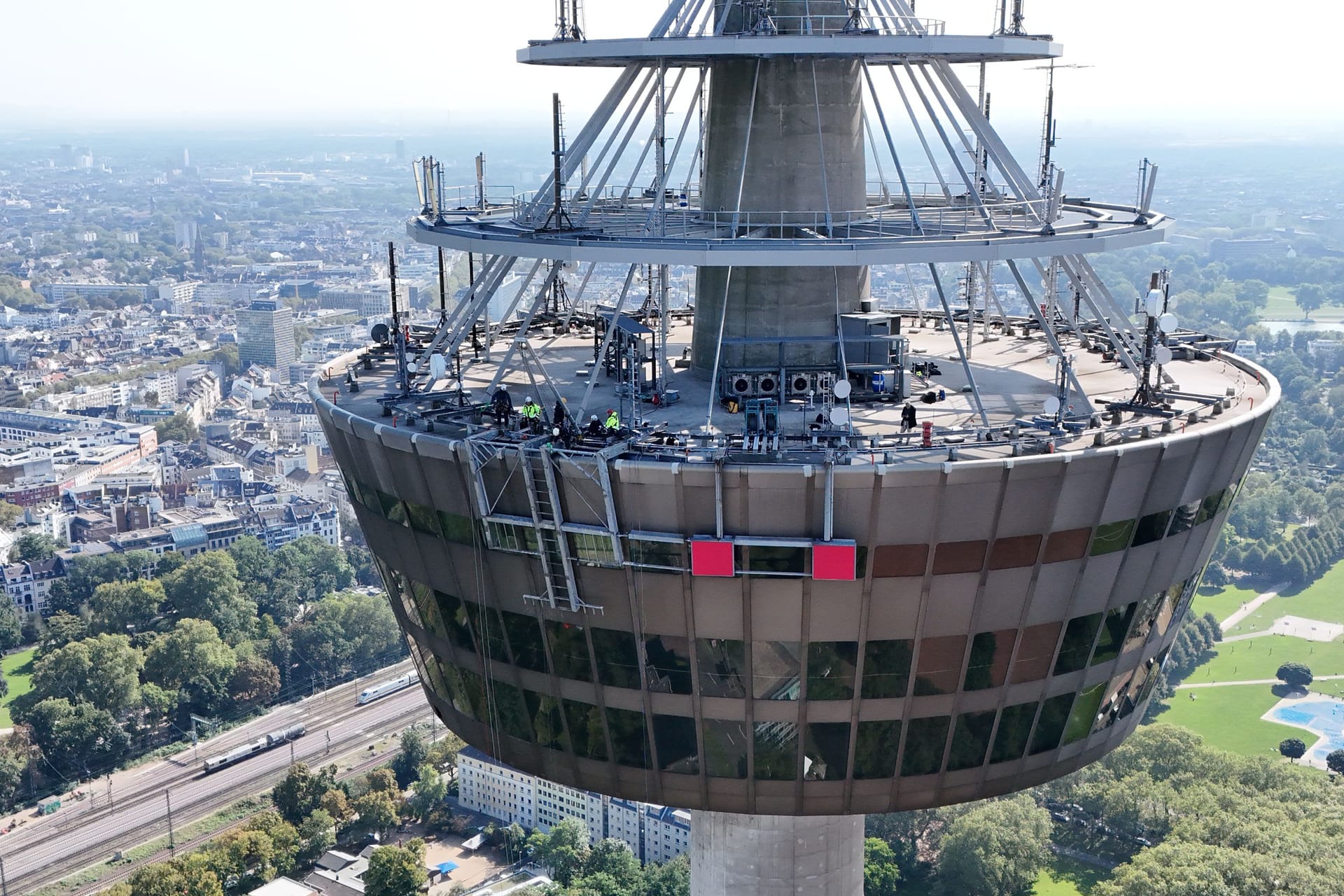 Der Kölner Fernsehturm Colonius ohne das markante Logo der Deutschen Telekom: Das Unternehmen tauscht noch bis Ende September das magentafarbene Logo an drei Stellen aus.