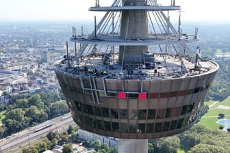 Der Kölner Fernsehturm Colonius ohne das markante Logo der Deutschen Telekom: Das Unternehmen tauscht noch bis Ende September das magentafarbene Logo an drei Stellen aus.