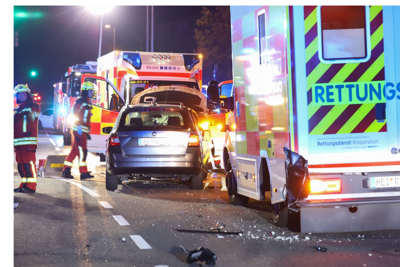 Ein Skoda-Fahrer ist auf der Hamburger Straße in eine Unfallstelle gefahren: Zwei Rettungswagen und die Polizei waren zu dem Zeitpunkt bereits vor Ort.