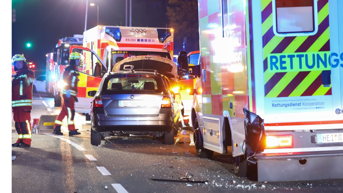 Ein Skoda-Fahrer ist auf der Hamburger Straße in eine Unfallstelle gefahren: Zwei Rettungswagen und die Polizei waren zu dem Zeitpunkt bereits vor Ort.