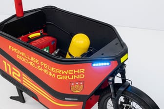 Wendiger Helfer für enge Gassen: Die Feuerwehr Reichelsheim sattelt um aufs Lastenrad.