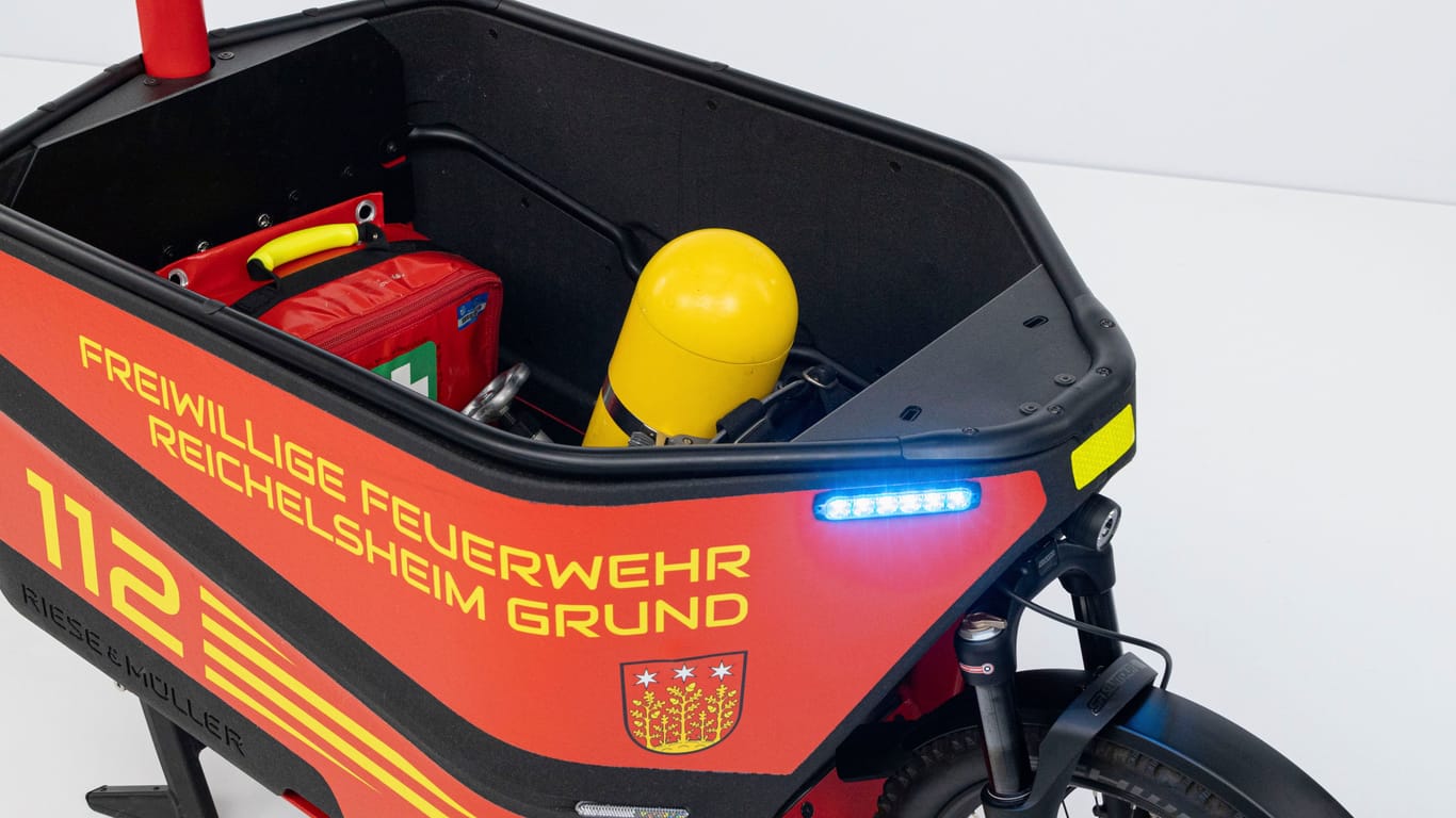 Wendiger Helfer für enge Gassen: Die Feuerwehr Reichelsheim sattelt um aufs Lastenrad.