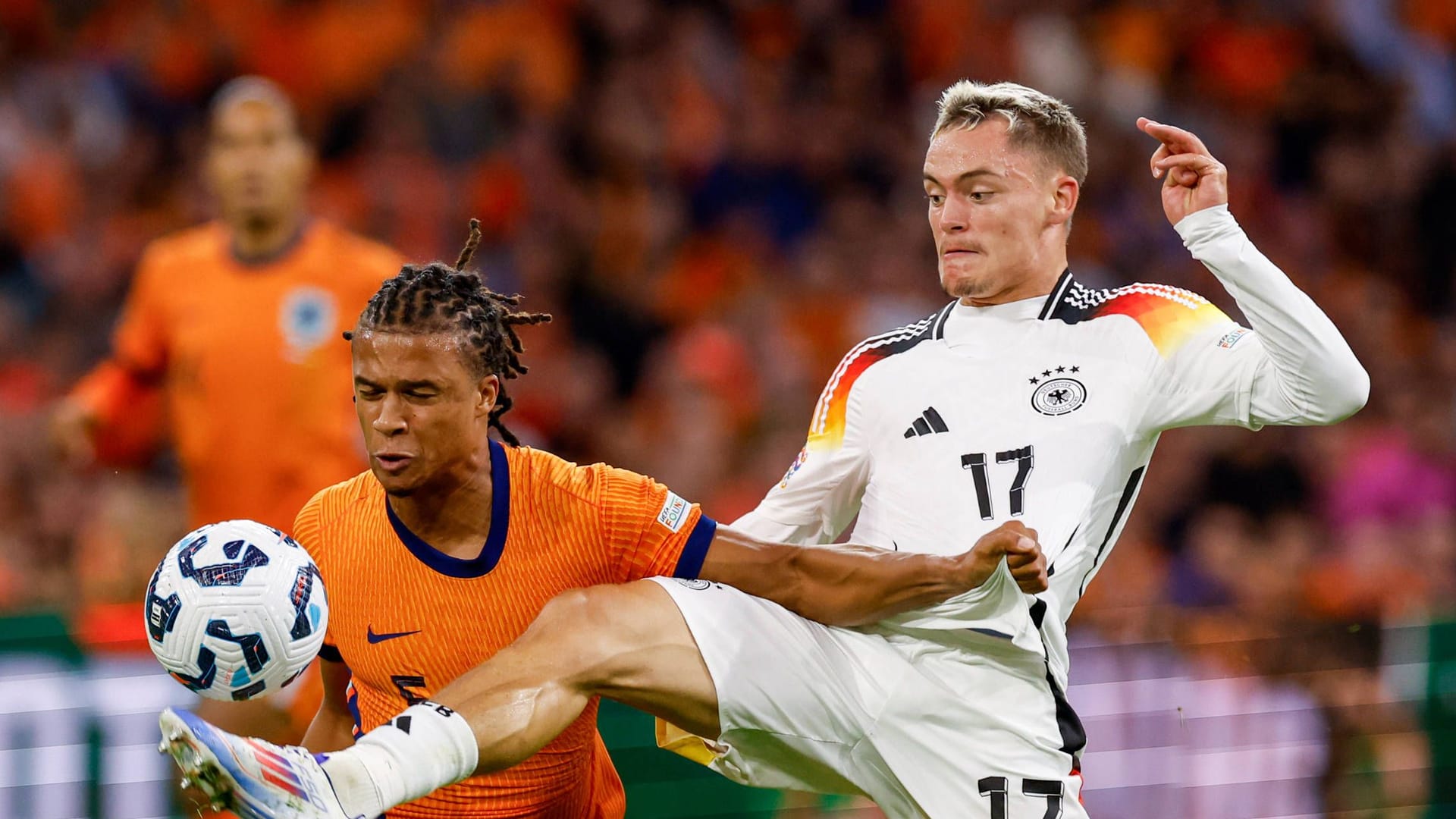 Nathan Aké (l.) im Duell mit Florian Wirtz: Der niederländische Verteidiger, der bei Manchester City unter Vertrag steht, musste verletzt vom Platz.