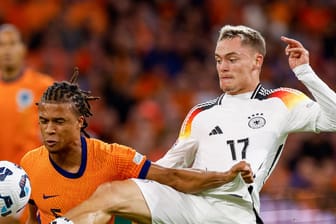 Nathan Aké (l.) im Duell mit Florian Wirtz: Der niederländische Verteidiger, der bei Manchester City unter Vertrag steht, musste verletzt vom Platz.