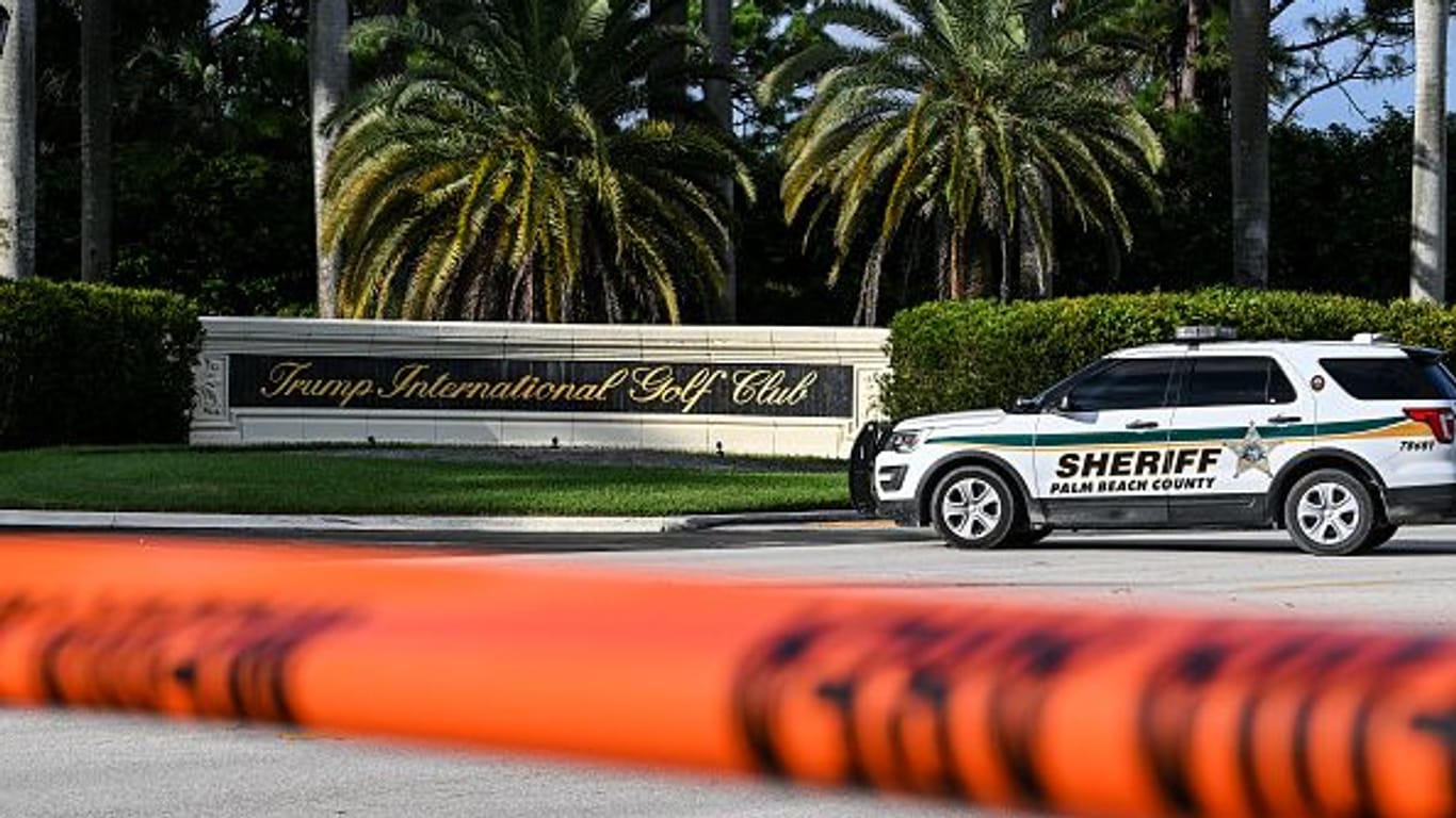 Der Eingang zum Trump International Golf Club in West Palm Beach, Florida.