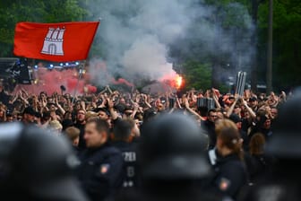 Anhänger des FC St. Pauli bei einem Fanmarsch (Archivbild): Hamburg will eine gerechtere Verteilung von Polizeikosten bei Fußballspielen erreichen.