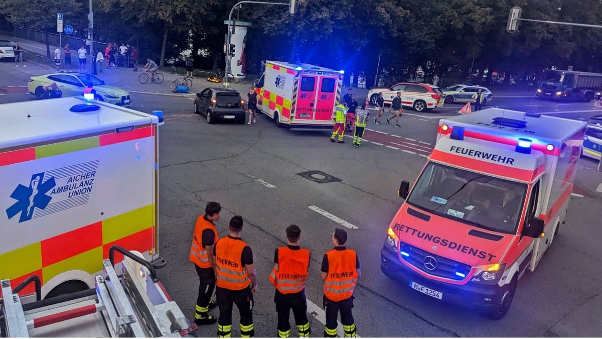 Mehrere Einsatzkräfte versorgten am Dienstag die Unfallbeteiligten in der Münchner Innenstadt.