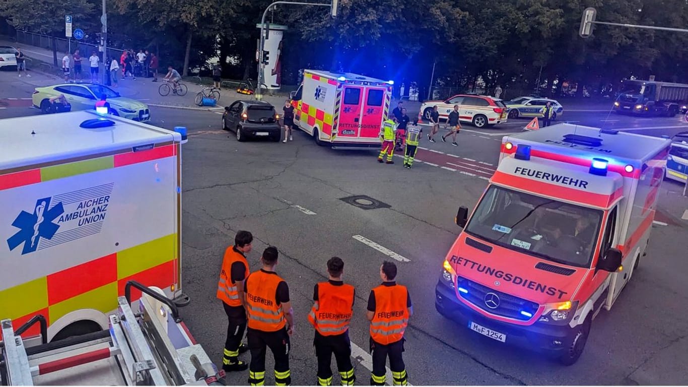 Mehrere Einsatzkräfte versorgten am Dienstag die Unfallbeteiligten in der Münchner Innenstadt.