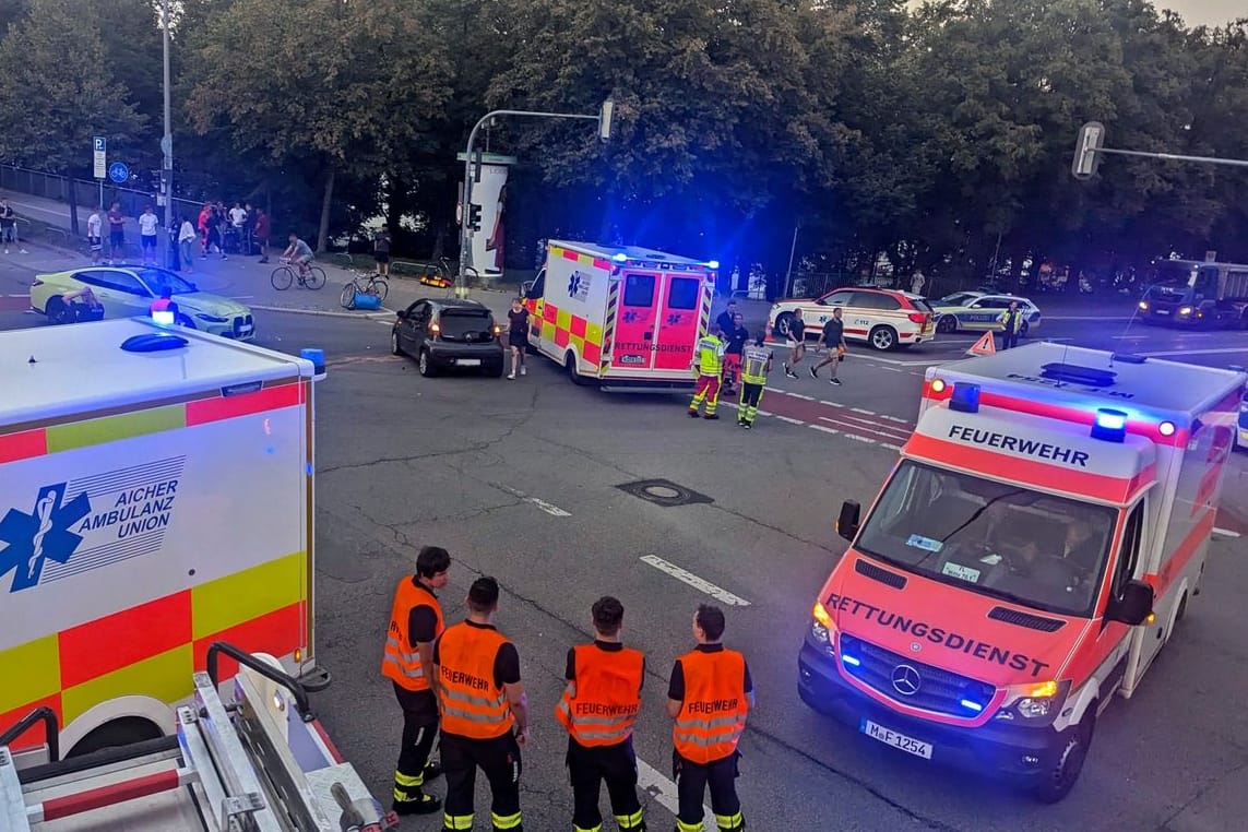 Mehrere Einsatzkräfte versorgten am Dienstag die Unfallbeteiligten in der Münchner Innenstadt.