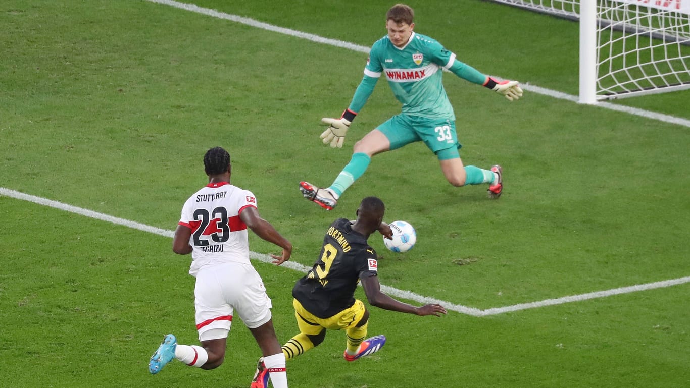 VfB-Torwart Nübel (oben): Konstant stark für Stuttgart.