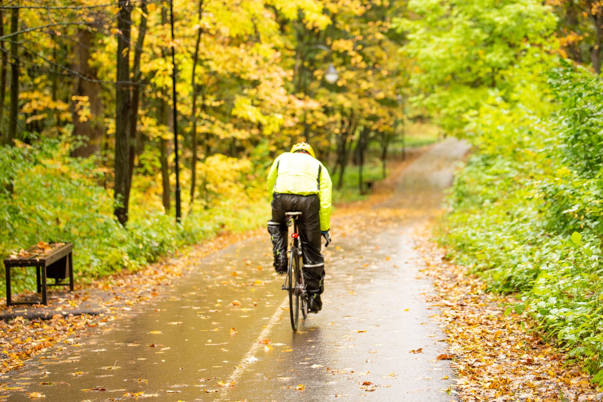 Trotz Regen sicher auf zwei Rädern: Mit der richtigen Ausstattung bleiben Sie auch bei schlechtem Wetter trocken und geschützt.