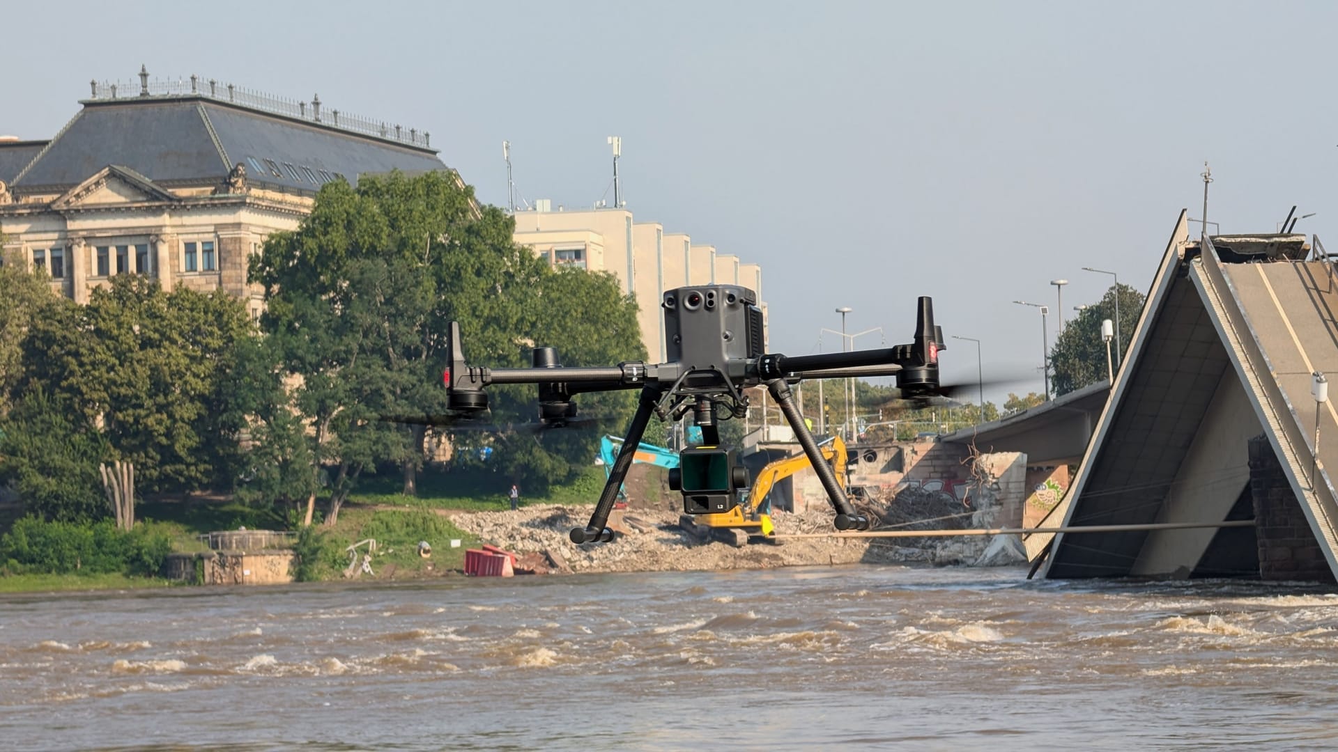 Eine Drohne misst den Wasserstand an der Carolabrücke: Eigentlich sind sämtliche Hochwasser-Szenarien an der Elbe gründlich erforscht – doch die Trümmer im Wasser schaffen neue Unsicherheit.