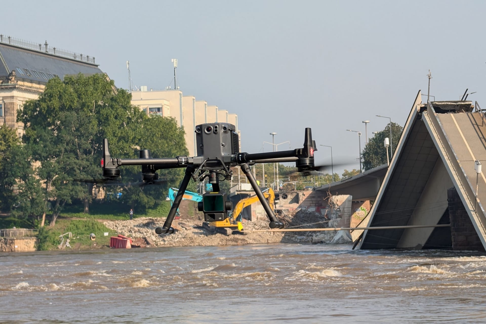 Eine Drohne misst den Wasserstand an der Carolabrücke: Eigentlich sind sämtliche Hochwasser-Szenarien an der Elbe gründlich erforscht – doch die Trümmer im Wasser schaffen neue Unsicherheit.