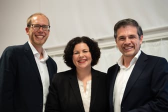 14.09.2024, Bremen: Christopher Schulze (BSW, l), Landesbeauftragter und Kandidat für den Landesvorsitz beim Bündnis Sahra Wagenknecht in Bremen, Amira Mohamed Ali (BSW, m), Bundesparteivorsitzende und Alper Iseri (BSW, r), Unternehmer und Kandidat für den Landesvorsitz beim Bündnis Sahra Wagenknecht in Bremen.