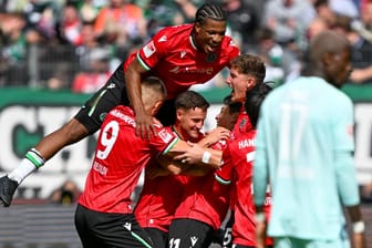 Die Spieler von Hannover 96 feiern im Zweitliga-Topspiel gegen den 1. FC Kaiserslautern ihren Treffer.