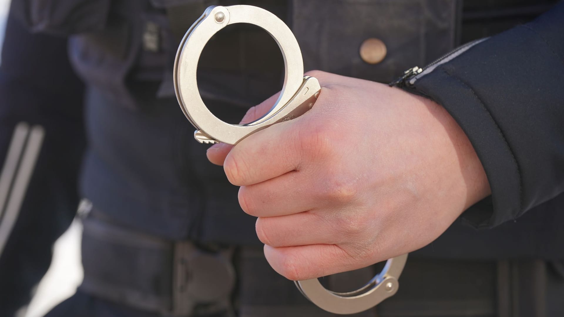 Polizei Handschellen - Symbolbild Polizei Handschellen - Symbolbild