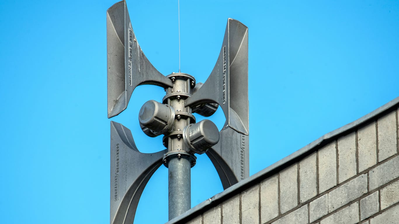 Sirene auf einem Hausdach (Symbolbild): In Berlin ist die Technik für den Warntag am 12. September nicht rechtzeitig fertig.