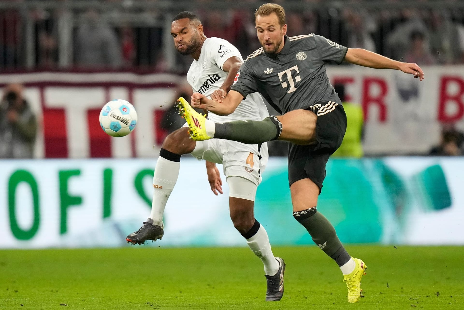 Jonathan Tah: Bei ihm war Bayerns Top-Torjäger Harry Kane komplett abgemeldet. Nach etwas wackligem Saisonstart wieder der Fels in Leverkusens Abwehrbrandung. Wichtig: Er stoppte Musialas Solo rustikal, wenn auch auf Kosten eines Freistoßes (21.). Note 2