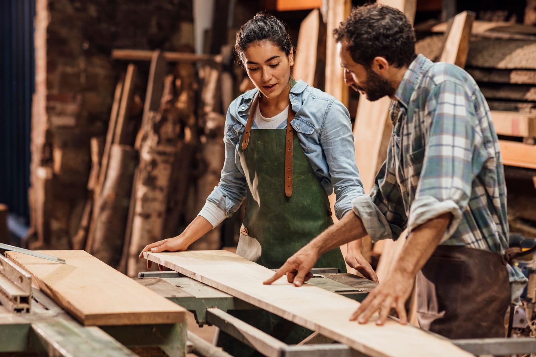 Schreiner:in arbeiten gemeinsam in einer Tischlerei