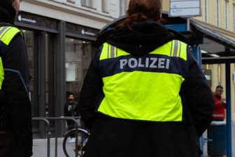 Polizeieinsatz (Symbolbild): Bislang wurden mehrere rassistische Ausfälle bekannt, wenn der Party-Hit "L'Amour Toujours" gespielt wird.