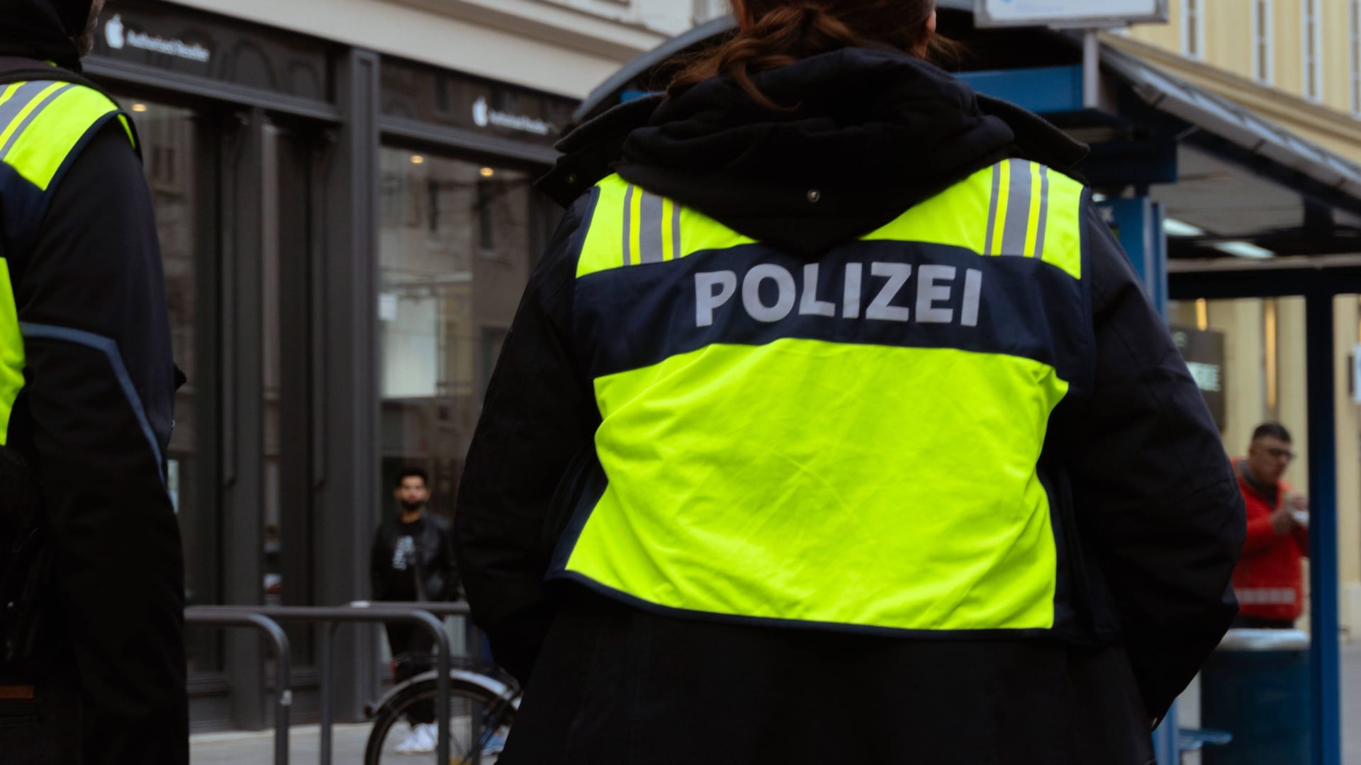 Polizeieinsatz (Symbolbild): Bislang wurden mehrere rassistische Ausfälle bekannt, wenn der Party-Hit "L'Amour Toujours" gespielt wird.