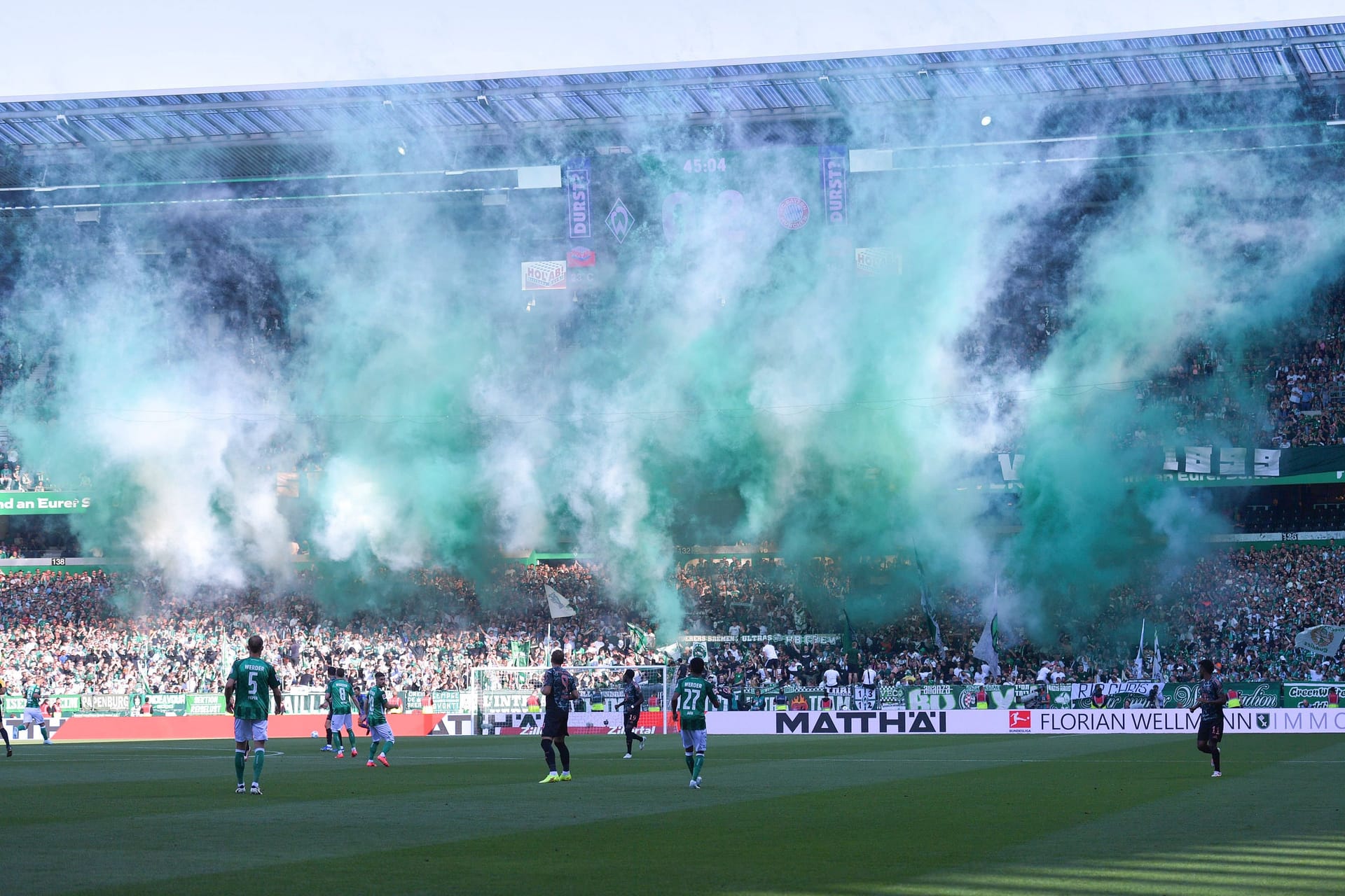 Rauch im Weserstadion: Fans von Werder Bremen zündeten im Spiel gegen den FC Bayern Rauchtöpfe.