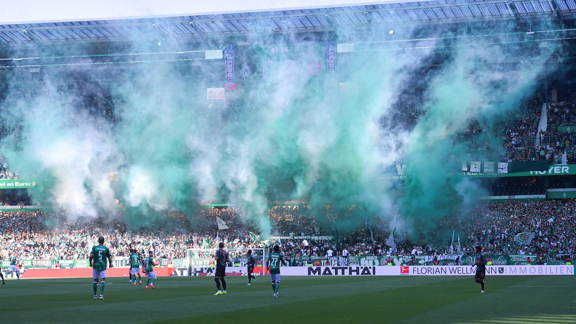 Rauch im Weserstadion: Fans von Werder Bremen zündeten im Spiel gegen den FC Bayern Rauchtöpfe.