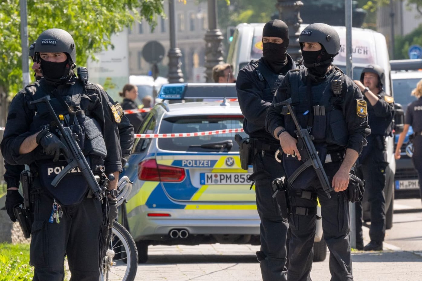 Schwer bewaffnete Beamte sichern die Münchner Innenstadt: Zahlreiche Einsatzkräfte sind vor Ort.