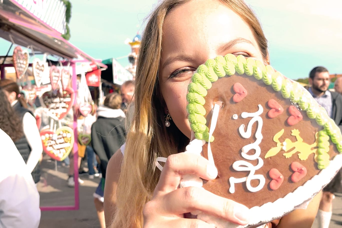 t-online-Redakteurin Carla Gospodarek macht den Preischeck: Wie weit kommt man mit 50 Euro auf dem Oktoberfest?