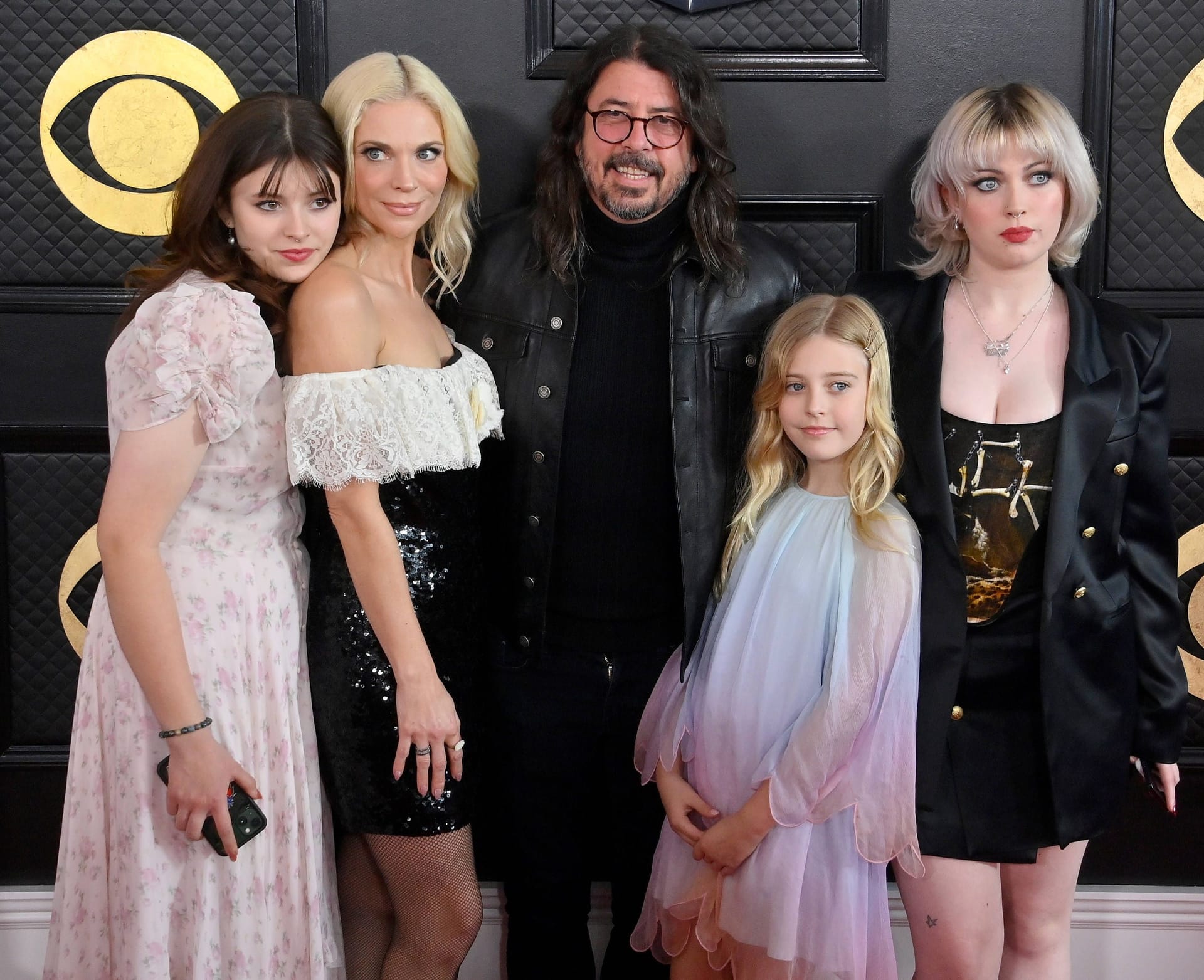 Dave Grohl und Jordyn Blum mit ihren drei Töchtern bei den Grammys 2023