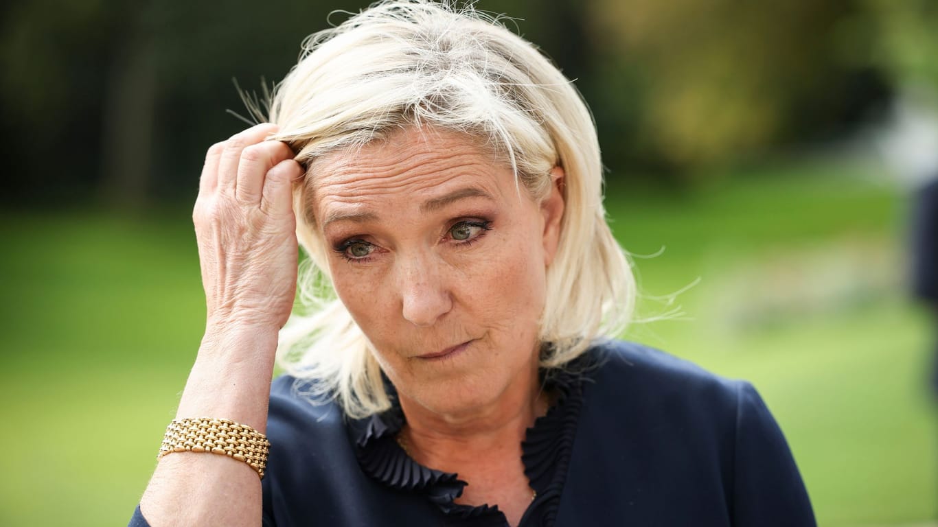 Le Pen wegen Verdachts auf Veruntreuen von EU-Geldern vor Gericht