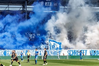 Magdeburger Fans zünden Pyrotechnik auf der Tribüne. Dazu wird das Banner entrollt.