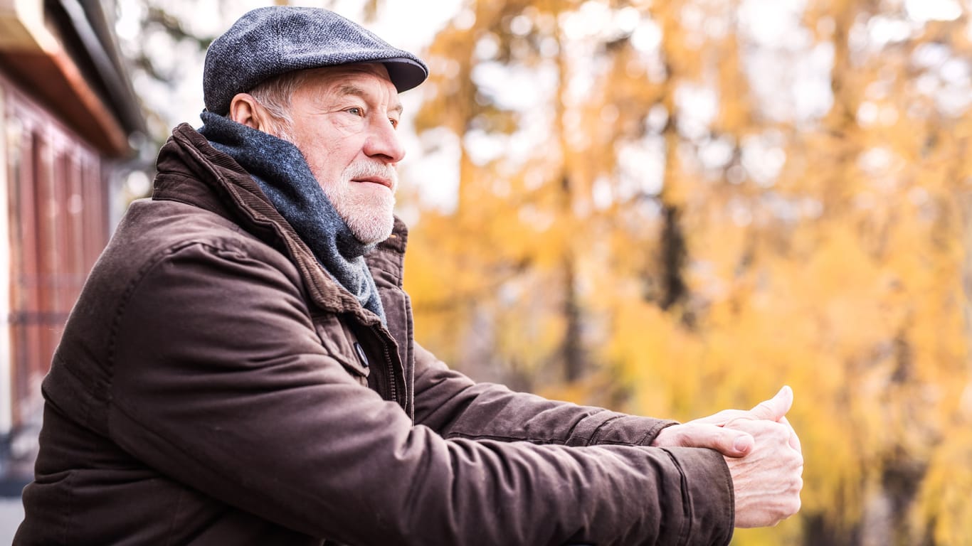 Ein älterer Mann in herbstlicher Umgebung