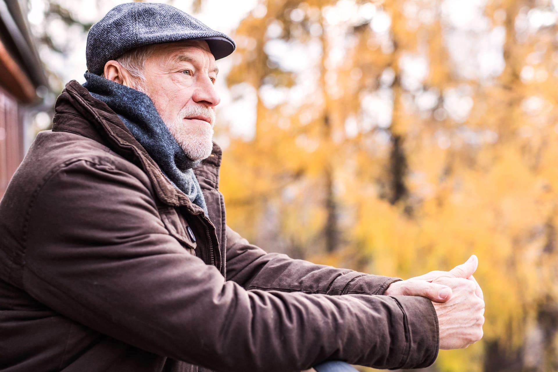 Ein älterer Mann in herbstlicher Umgebung