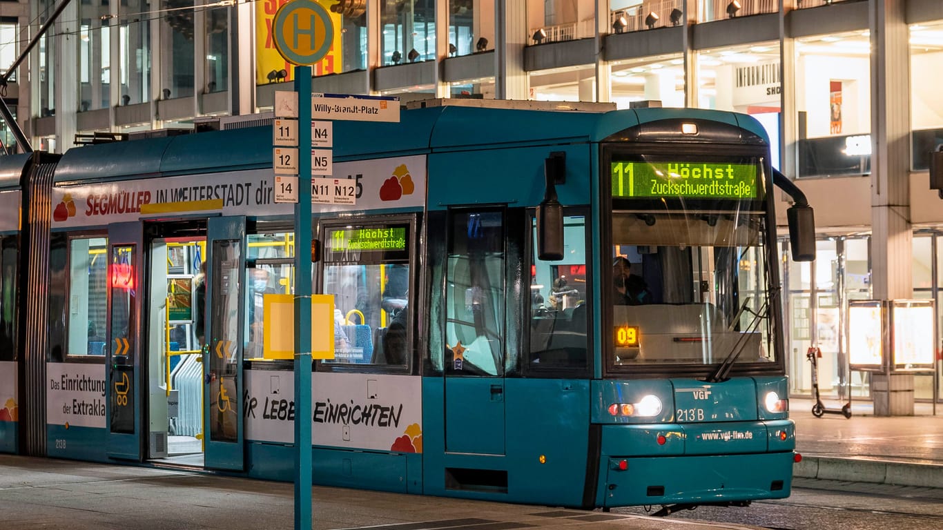 Straßenbahn 11 in Frankfurt-Höchst: Die Frankfurter Nahverkehrsgesellschaft traffiQ schreibt eine Machbarkeitsstudie für die Verlängerung der Straßenbahn von der Zuckschwerdtstraße zum rund 700 Meter entfernten Bahnhof Höchst aus. Darin sollen ergebnisoffen alle möglichen Varianten betrachtet werden, also zum Beispiel mit Erschließung der Höchster Altstadt oder mit einer Führung nördlich der Bahngleise. Als Ergebnis soll in zwei Jahren eine technisch machbare und wirtschaftliche Vorzugsvariante stehen, die dann weiter geplant werden kann. Von der Weiterführung verspricht sich die Stadt eine deutliche Steigerung der Attraktivität des Nahverkehrs im Frankfurter Westen, da die Straßenbahn am Bahnhof Höchst – den am zweitstärksten frequentierten Bahnhof in der Stadt – mit S-Bahn und Regionalbahn, dem dichten Busnetz und zukünftig auch der Regionaltangente West optimal verknüpft sein würde.