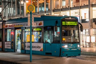 Straßenbahn 11 in Frankfurt-Höchst: Die Frankfurter Nahverkehrsgesellschaft traffiQ schreibt eine Machbarkeitsstudie für die Verlängerung der Straßenbahn von der Zuckschwerdtstraße zum rund 700 Meter entfernten Bahnhof Höchst aus. Darin sollen ergebnisoffen alle möglichen Varianten betrachtet werden, also zum Beispiel mit Erschließung der Höchster Altstadt oder mit einer Führung nördlich der Bahngleise. Als Ergebnis soll in zwei Jahren eine technisch machbare und wirtschaftliche Vorzugsvariante stehen, die dann weiter geplant werden kann. Von der Weiterführung verspricht sich die Stadt eine deutliche Steigerung der Attraktivität des Nahverkehrs im Frankfurter Westen, da die Straßenbahn am Bahnhof Höchst – den am zweitstärksten frequentierten Bahnhof in der Stadt – mit S-Bahn und Regionalbahn, dem dichten Busnetz und zukünftig auch der Regionaltangente West optimal verknüpft sein würde.