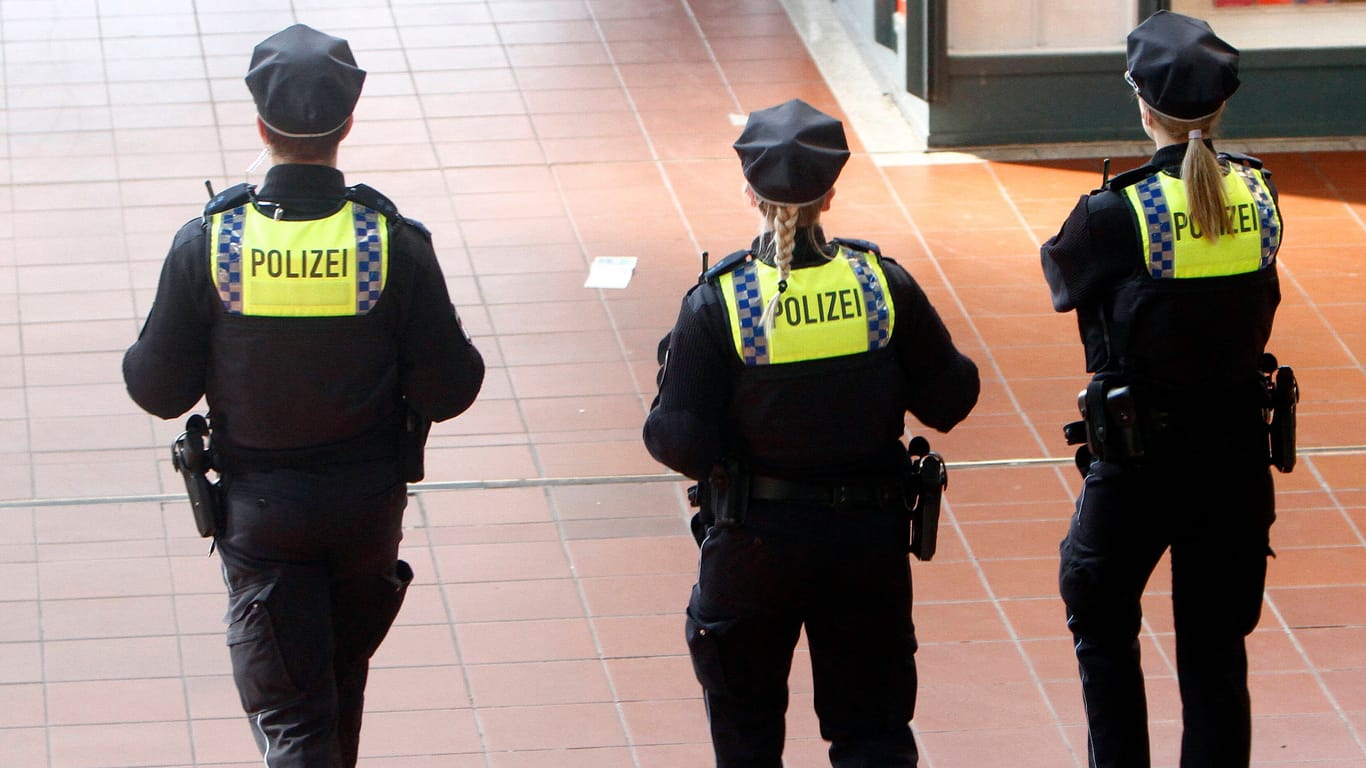 Polizeibeamte auf Streife am Hauptbahnhof (Archivbild): Statistisch gesehen gibt es dort jeden Tag rund sieben Einsätze.