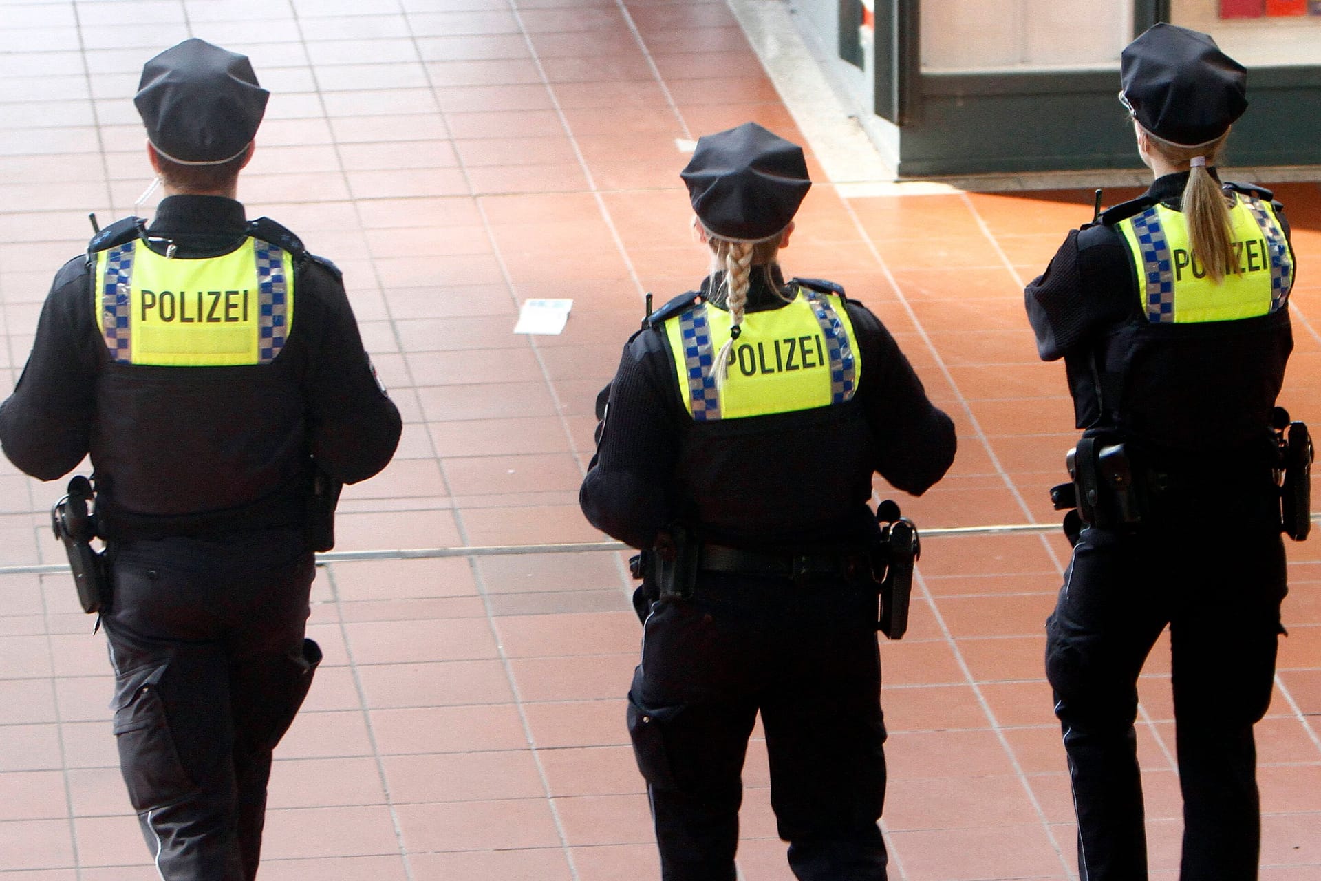 Polizeibeamte auf Streife am Hauptbahnhof (Archivbild): Statistisch gesehen gibt es dort jeden Tag rund sieben Einsätze.